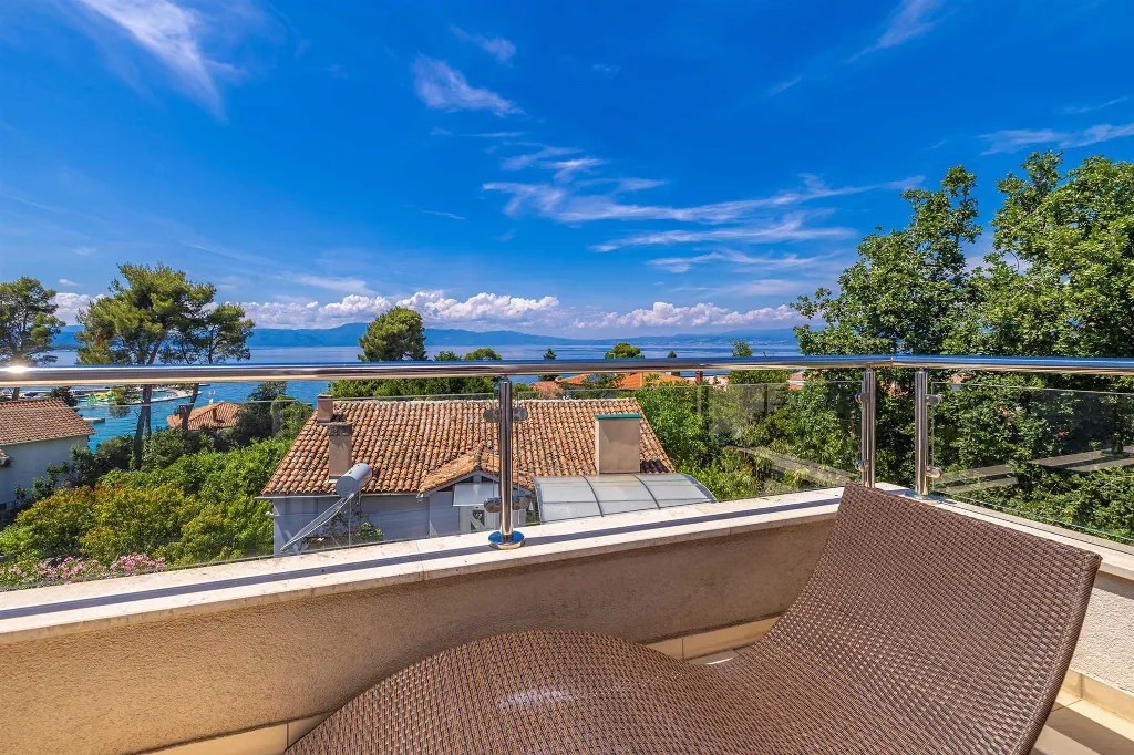 Malinska Penthouse Apartment with Private Jacuzzi