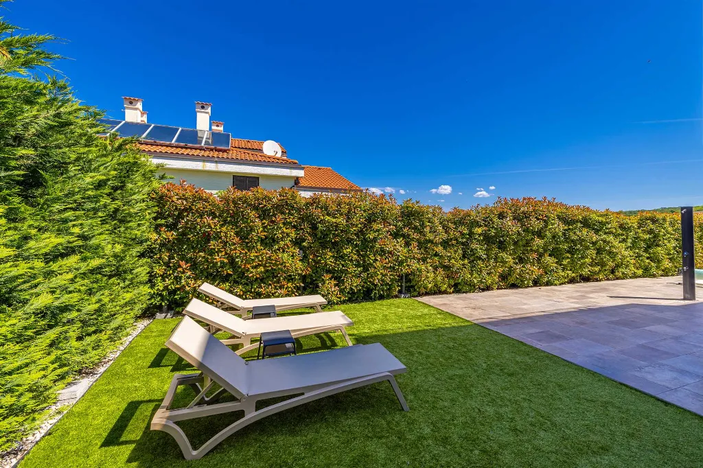 Njivice Apartment with Heated Pool and Private Yard