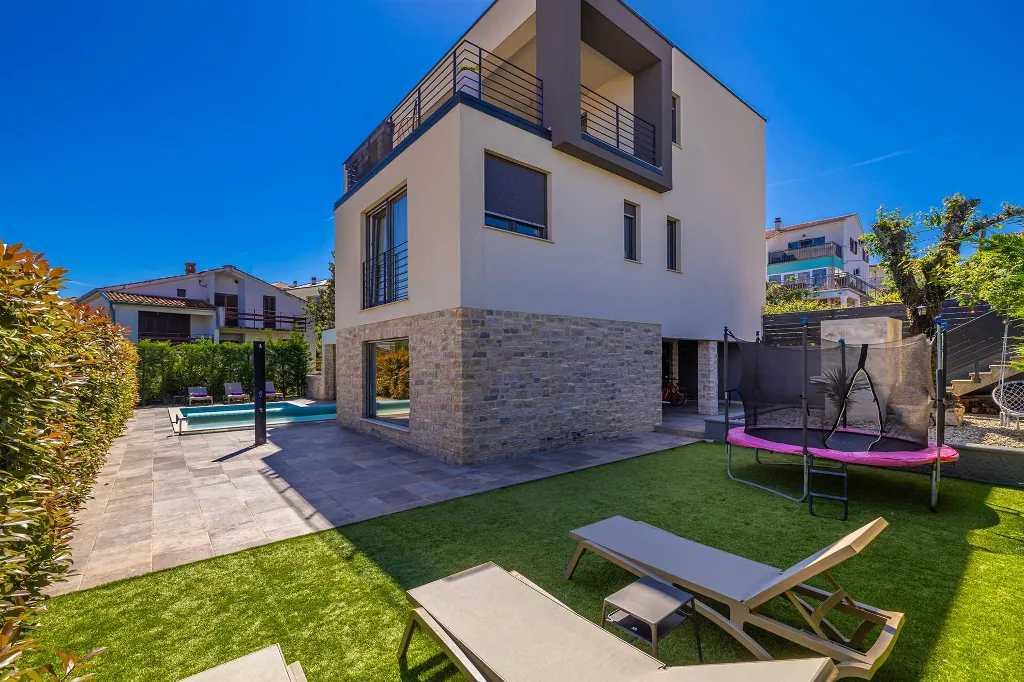 Njivice Apartment with Heated Pool and Private Yard