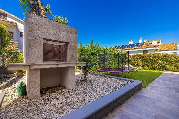 Njivice Apartment with Heated Pool and Private Yard