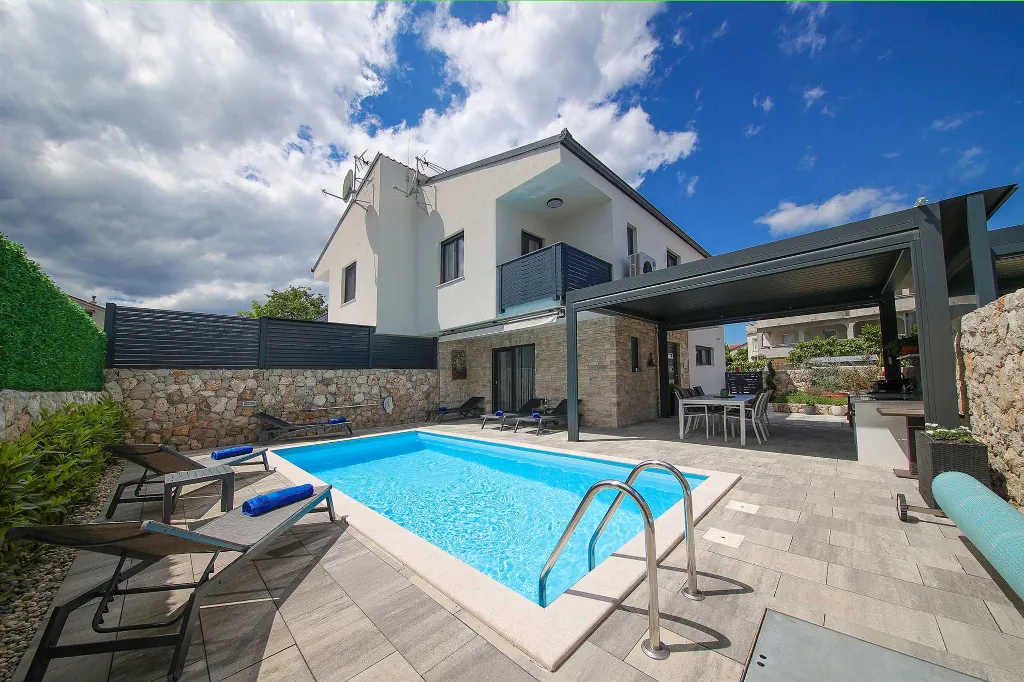 Malinska 3-Bedroom House with Heated Private Pool