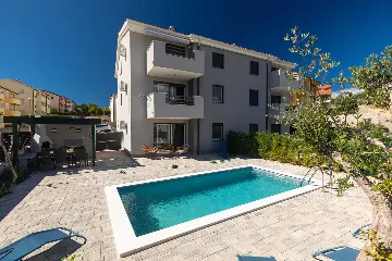 Ground-Floor Apartment in Čižići with Pool