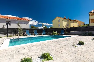 Ground-Floor Apartment in Čižići with Pool