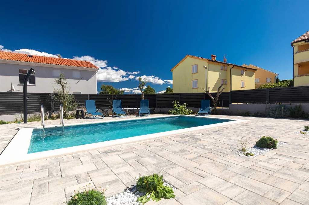 Ground-Floor Apartment in Čižići with Pool