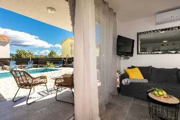 Ground-Floor Apartment in Čižići with Pool