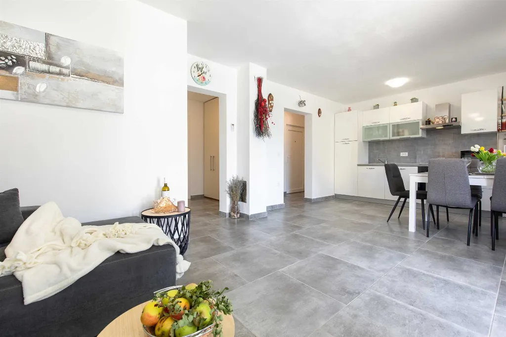 Ground-Floor Apartment in Čižići with Pool