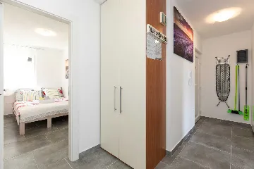 Ground-Floor Apartment in Čižići with Pool