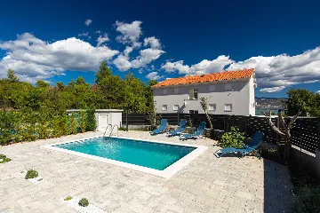 Ground-Floor Apartment in Čižići with Pool