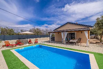 Holiday House in Žestilac for Up to 6 Guests