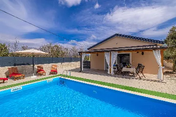 Holiday House in Žestilac for Up to 6 Guests