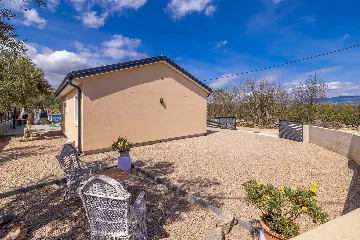 Holiday House in Žestilac for Up to 6 Guests