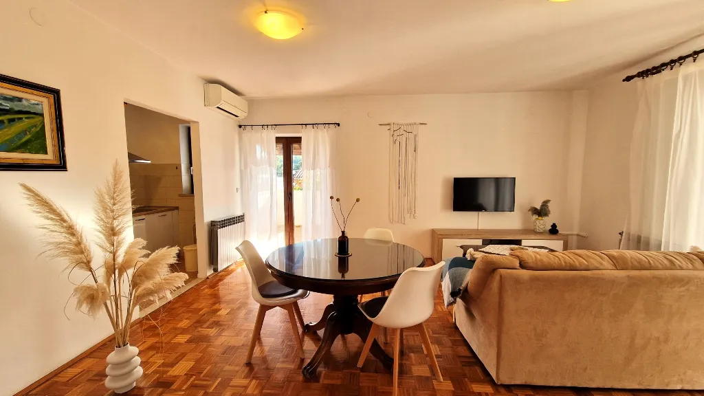 Poreč 1-Bedroom Apartment with Two Balconies