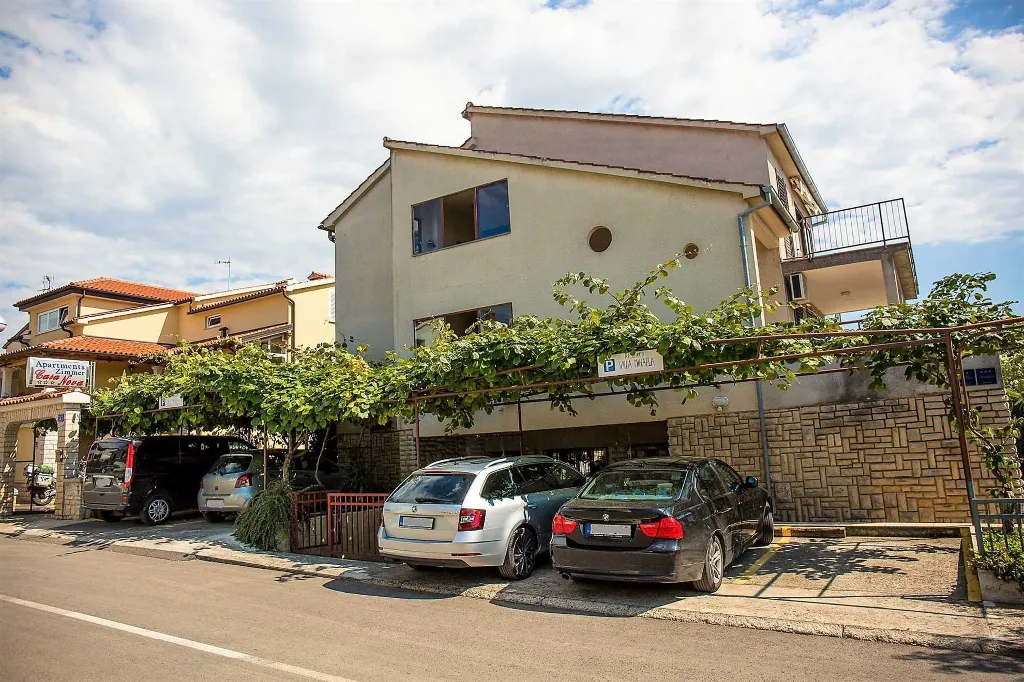Poreč 1-Bedroom Apartment with Private Balcony
