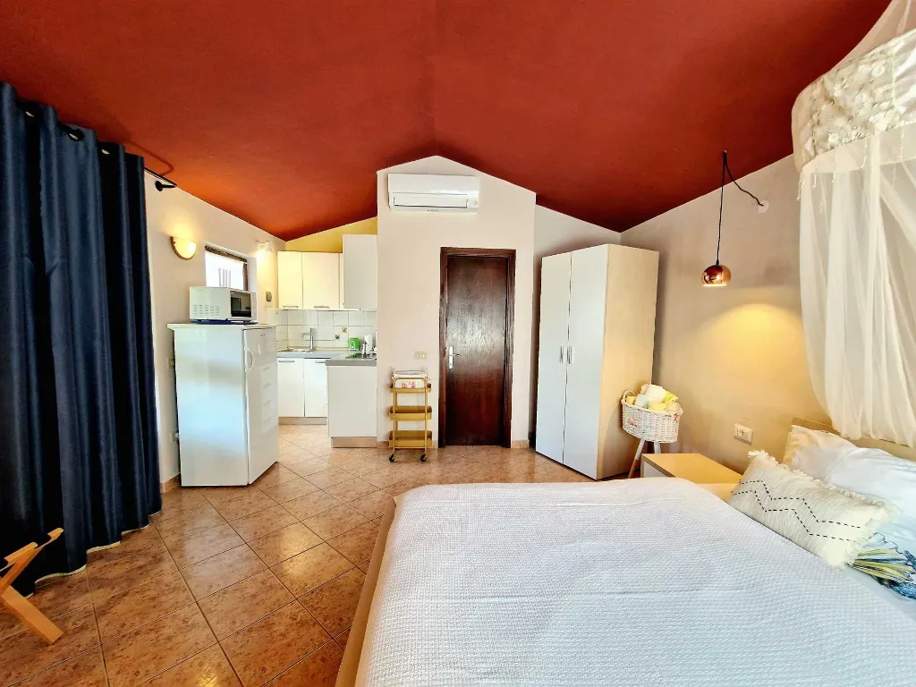 Studio Apartment for Two in Poreč with Terrace