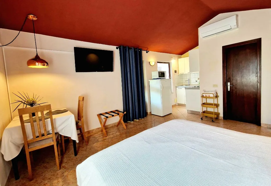 Studio Apartment for Two in Poreč with Terrace