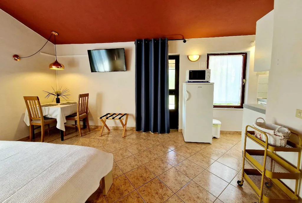 Studio Apartment for Two in Poreč with Terrace