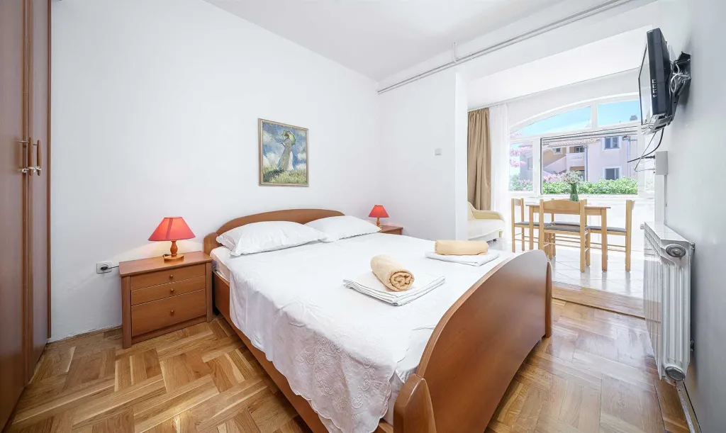 Studio Apartment with Terrace and Beach View