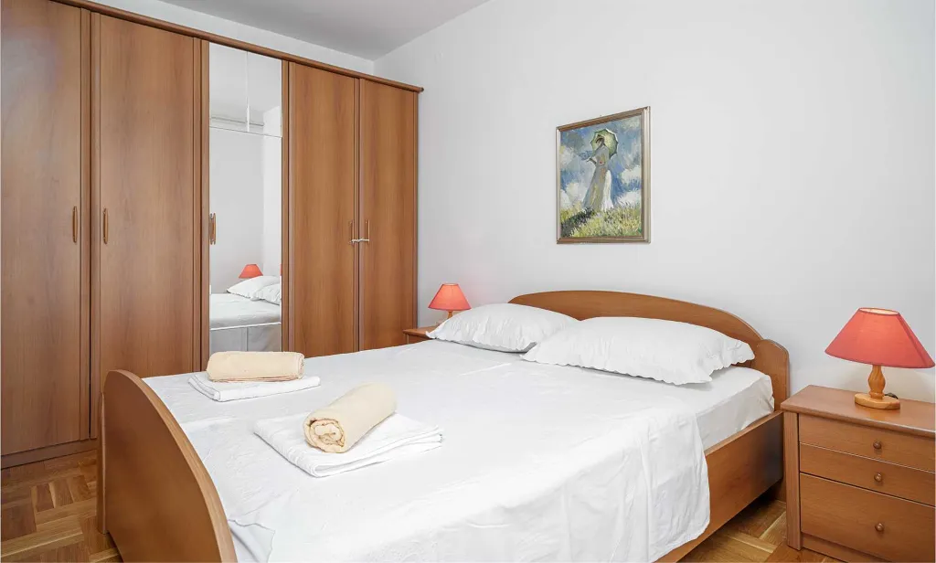 Studio Apartment with Terrace and Beach View