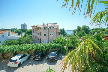 1-Bedroom Apartment for Up to 4 Near the Beach