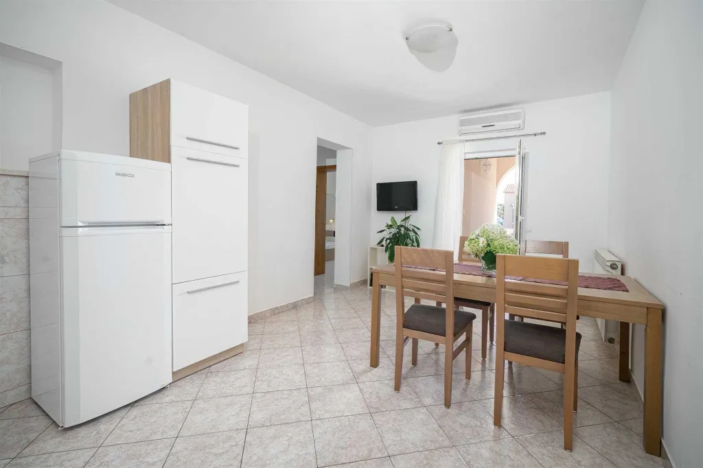 Quiet Apartment for 4 with Terrace and Beach View