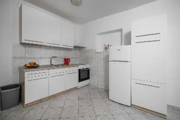 Quiet Apartment for 4 with Terrace and Beach View