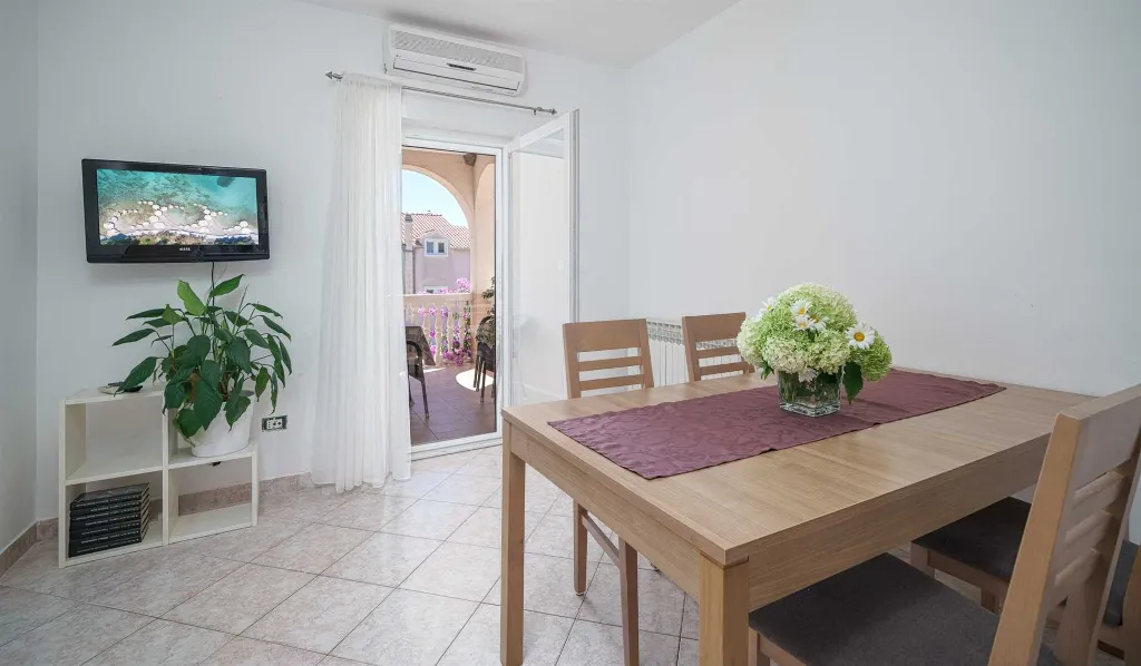 Quiet Apartment for 4 with Terrace and Beach View