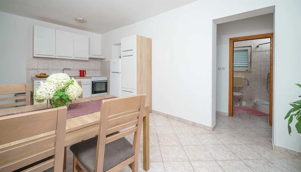 Quiet Apartment for 4 with Terrace and Beach View