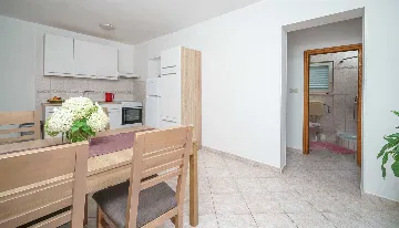 Quiet Apartment for 4 with Terrace and Beach View