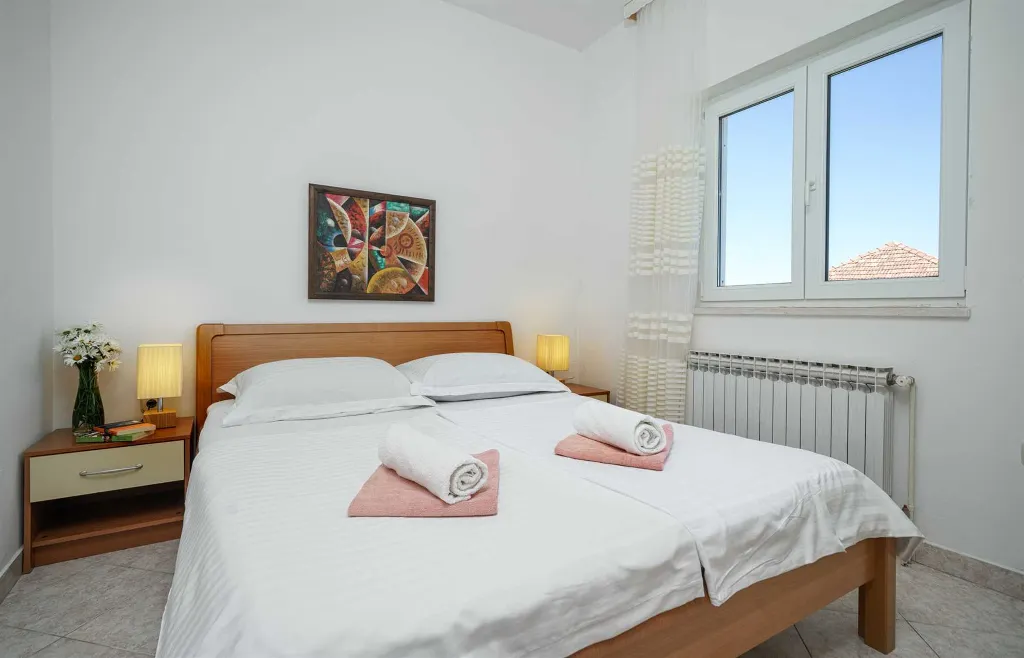 Quiet Apartment for 4 with Terrace and Beach View