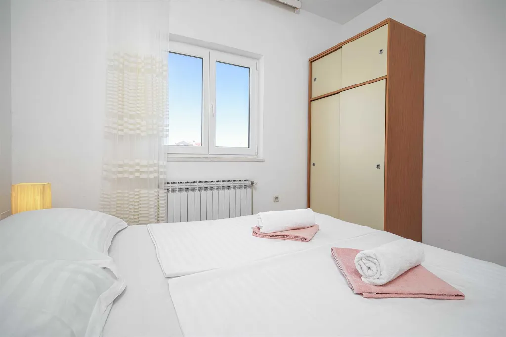 Quiet Apartment for 4 with Terrace and Beach View