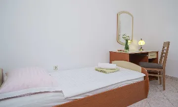 Quiet Apartment for 4 with Terrace and Beach View