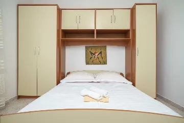 Quiet Apartment for 4 with Terrace and Beach View