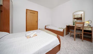 Quiet Apartment for 4 with Terrace and Beach View