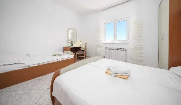 Quiet Apartment for 4 with Terrace and Beach View