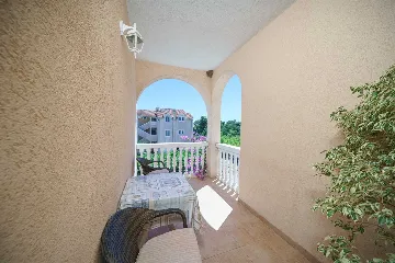 Quiet Apartment for 4 with Terrace and Beach View