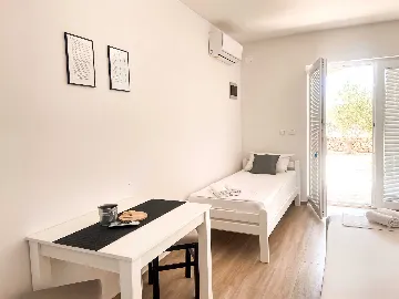 Studio Apartment in Novalja for up to 3 Guests