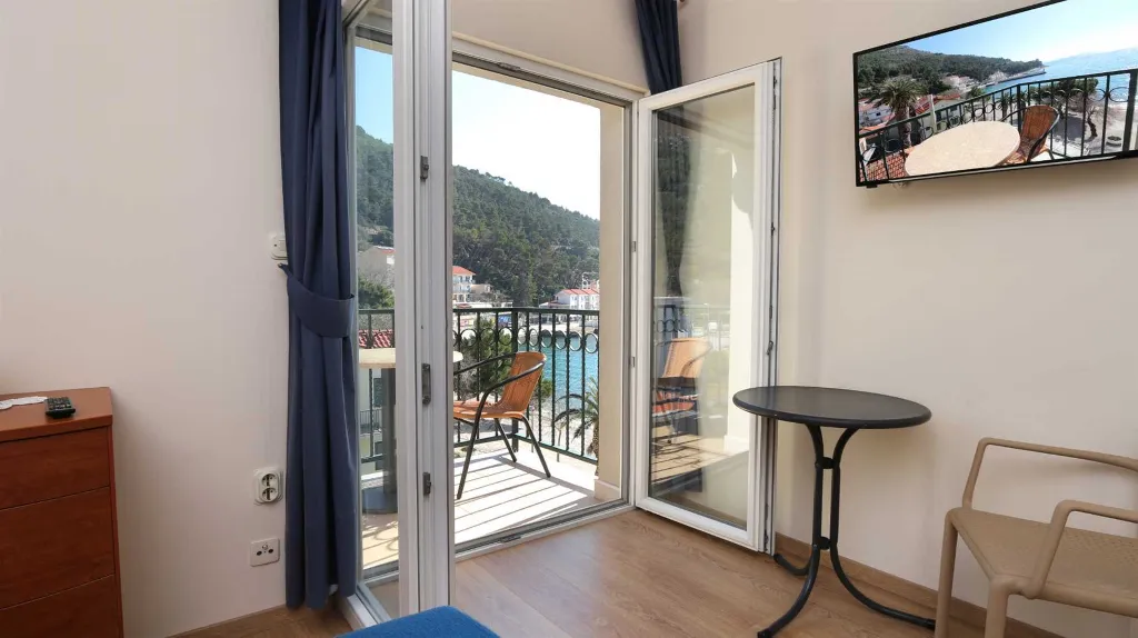 Studio in Drvenik for 3 Guests with Balcony