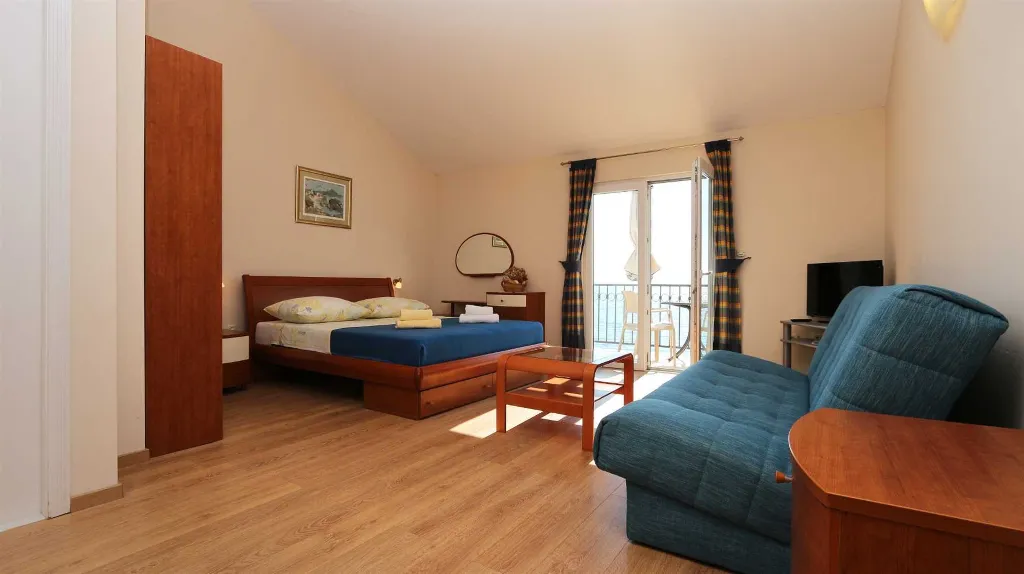 Drvenik Studio Apartment with Sea View for 2–4 Guests