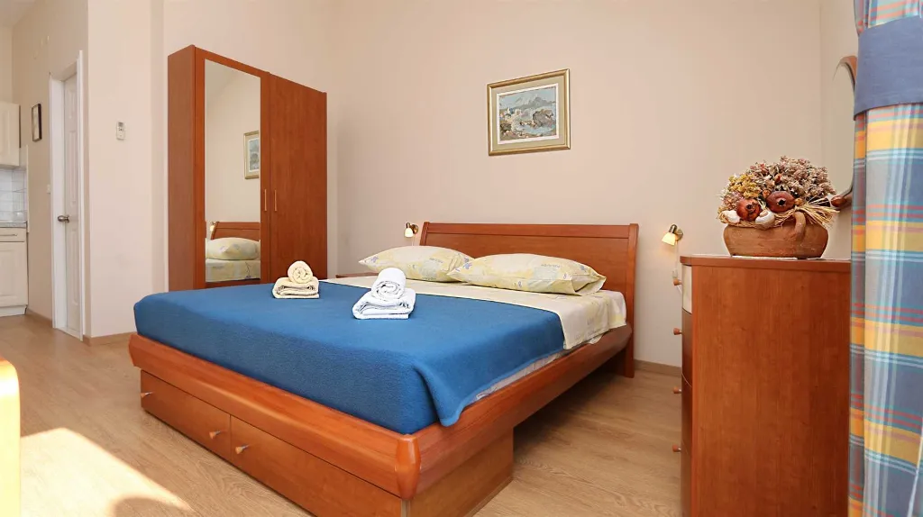 Drvenik Studio Apartment with Sea View for 2–4 Guests