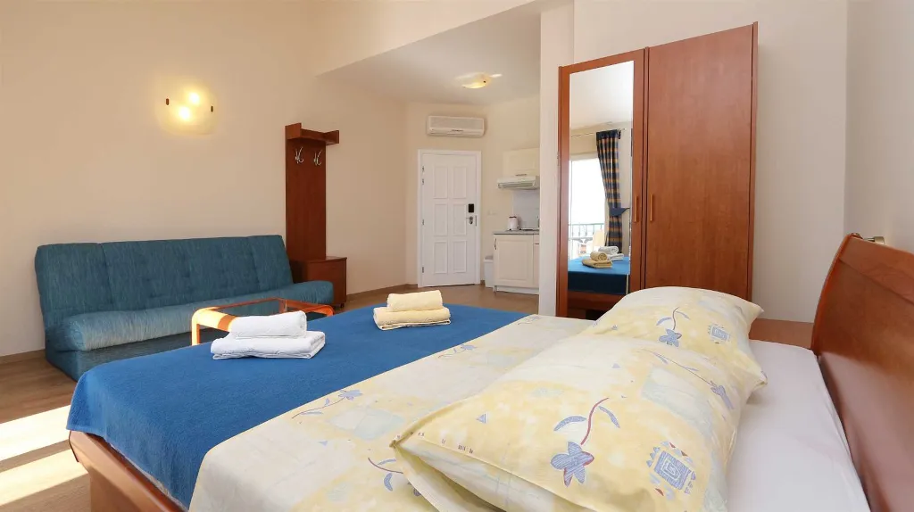 Drvenik Studio Apartment with Sea View for 2–4 Guests