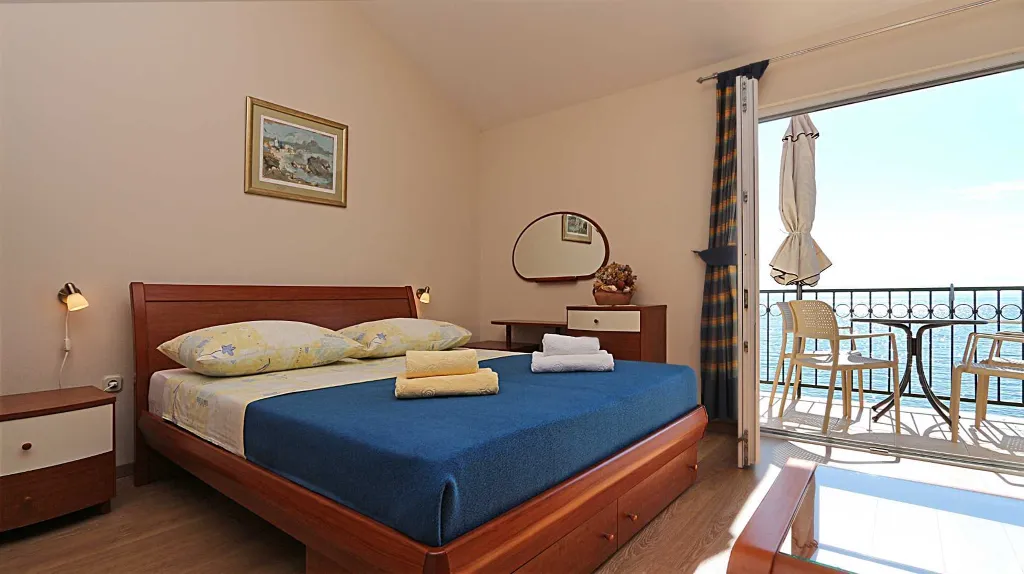 Drvenik Studio Apartment with Sea View for 2–4 Guests