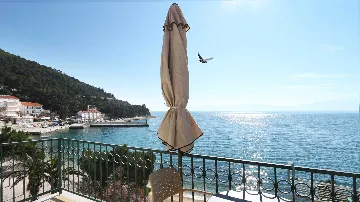 Drvenik Studio Apartment with Sea View for 2–4 Guests