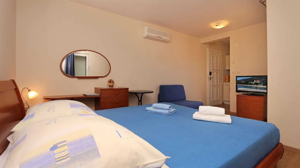 Drvenik Studio for 2–3 Guests with Balcony View