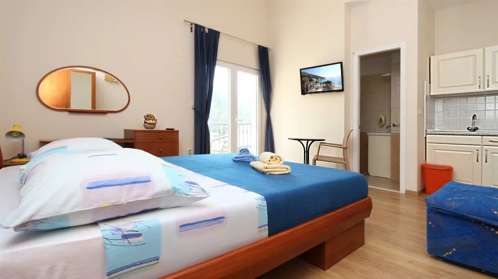 Drvenik Studio Apartment for 3 Guests with Balcony