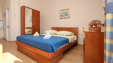 Studio Apartment in Drvenik for Up to 4 Guests