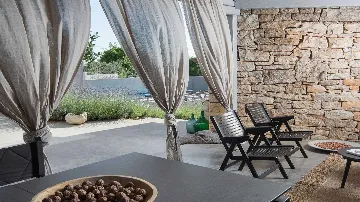 Villa for 10 with Pool in Tinjan