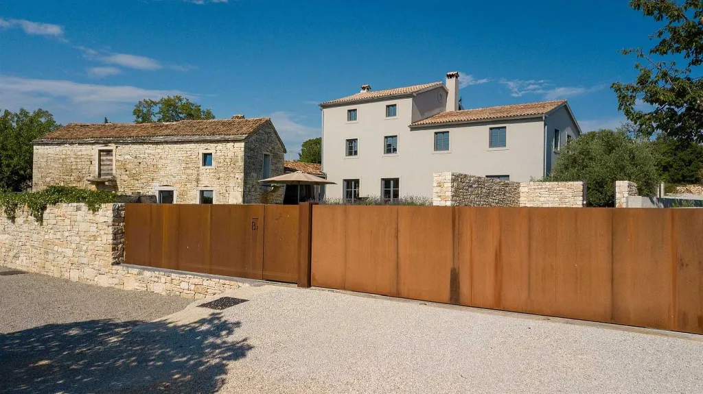 Villa for 10 with Pool in Tinjan