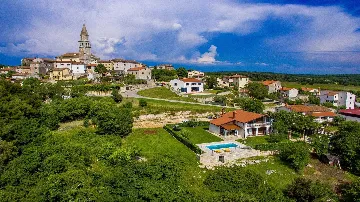 Višnjan Villa with Pool for 10 Guests