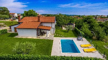 Višnjan Villa with Pool for 10 Guests