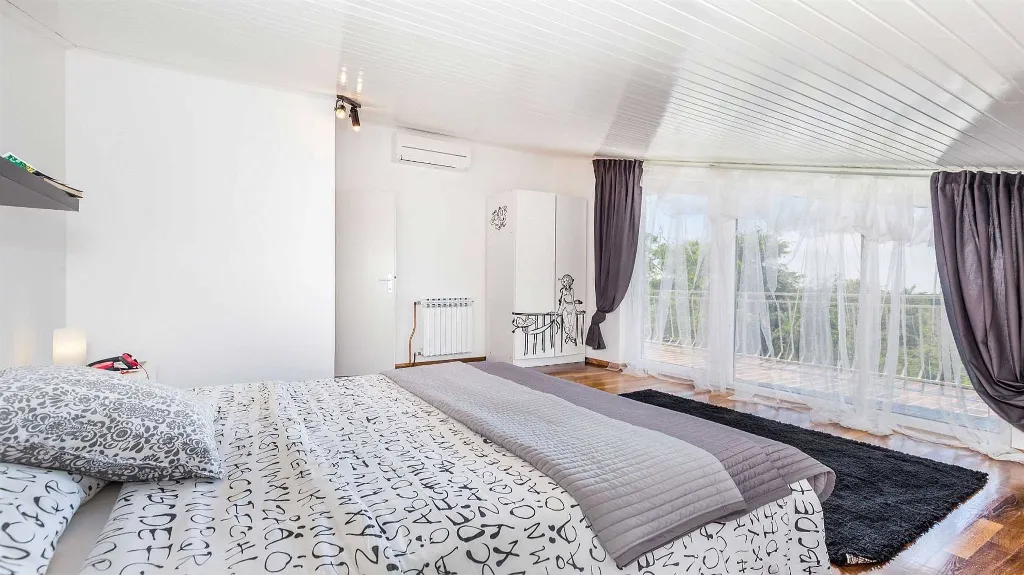 Višnjan Villa with Pool for 10 Guests